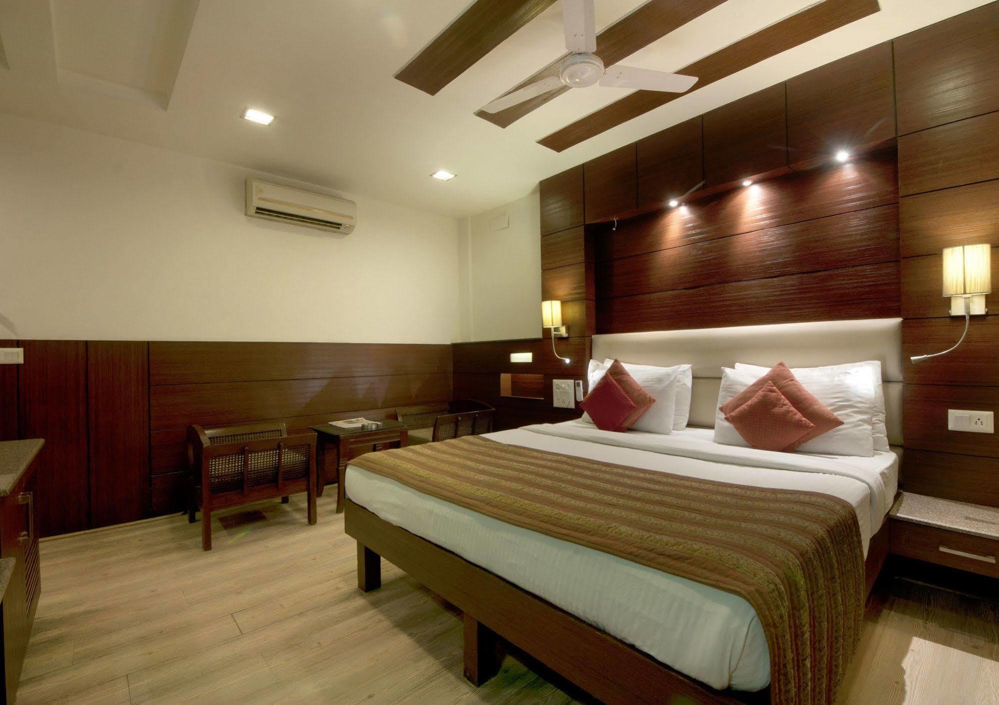 Hotel Amaltas International - Delhi-16 Új-Delhi Kültér fotó