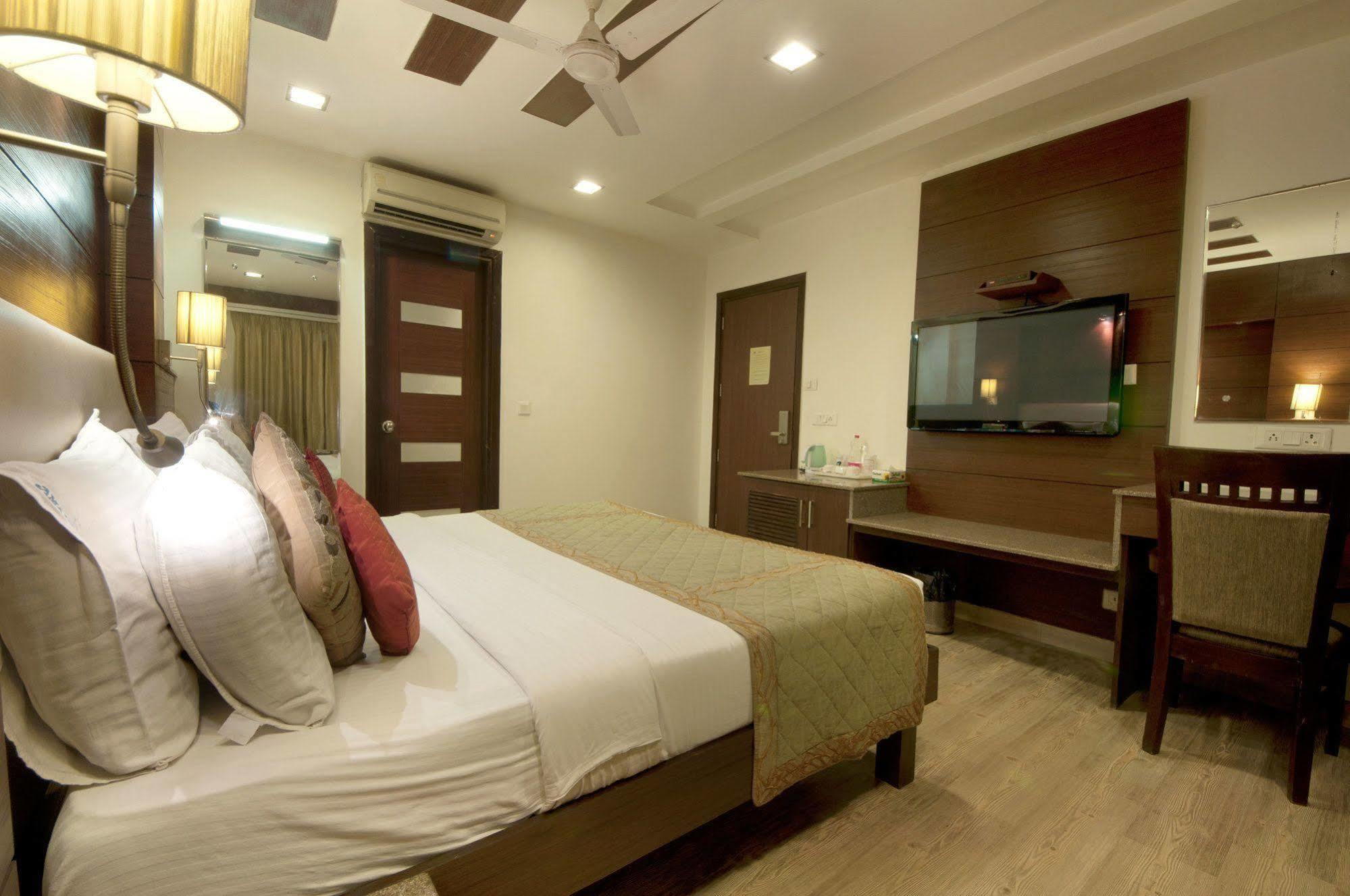 Hotel Amaltas International - Delhi-16 Új-Delhi Kültér fotó